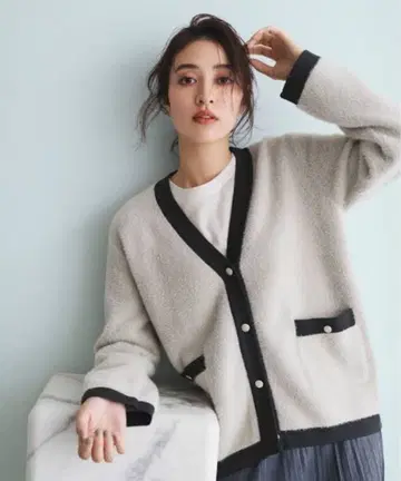 OPAQUE.CLIP 페더 얀 배색 V넥 가디건