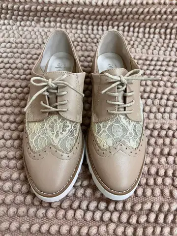 레이스 포함 베이지 옥스퍼드 신발