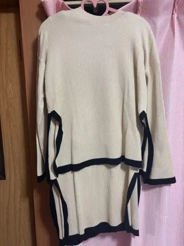 아이보리와 블랙의 긴팔 스웨터 & 스커트 세트