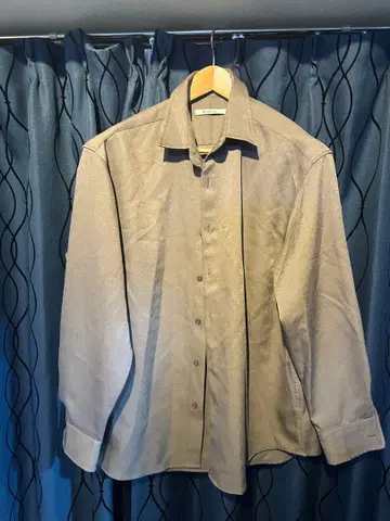 베이지 긴팔 셔츠