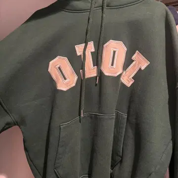 OIOI 자수 후드 부착 후드티 다크 그린