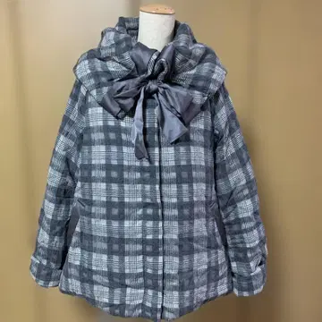 그레이 계열 체크 다운 자켓 후드 부착