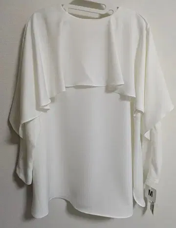 디노스 화이트 프릴 셔츠 M 사이즈