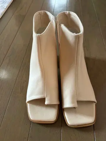 화이트 오픈토 부츠 샌들