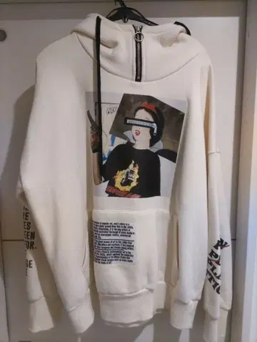 .kom 한국발 크림 컬러 하이넥 후드티 그래픽 프린트