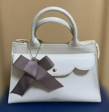 화이트 핸드백 리본 참 포함
