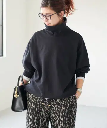 블랙 하이넥 오버 사이즈 맨투맨