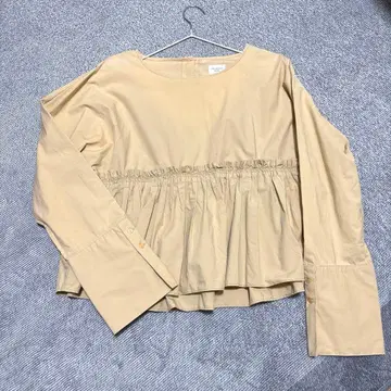 어반 리서치 베이지 페플럼 블라우스
