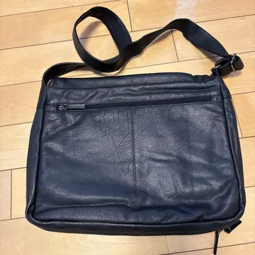 블랙 가죽 숄더백