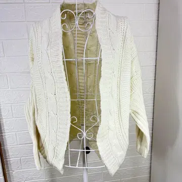 새상품급 제품 택 없음 M 상당 아이보리 케이블 짜임 니트 가디건