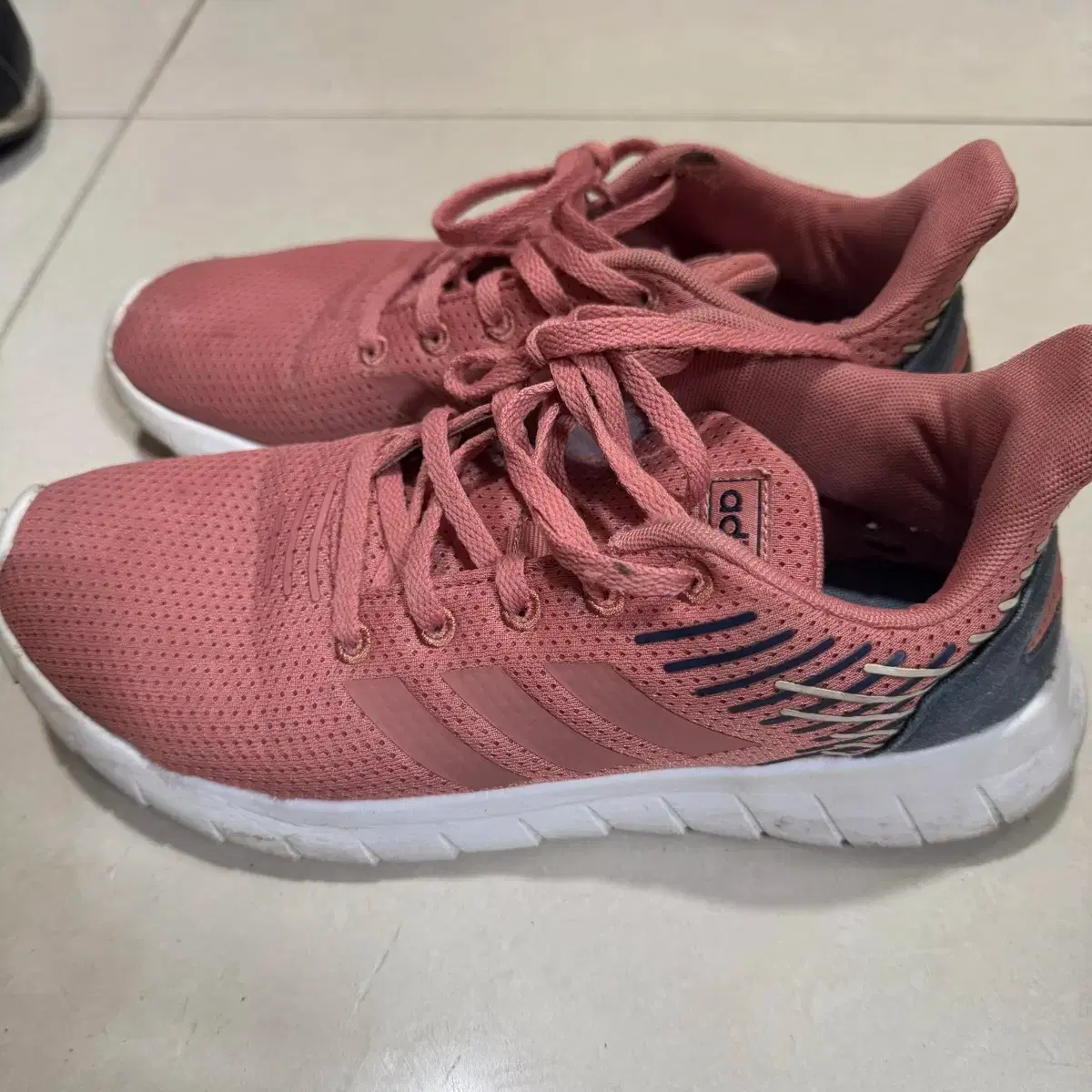 Selling Adidas running shoes, size 250mm, pink.
