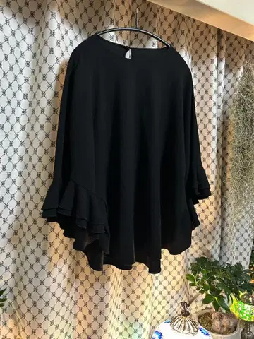 프릴 소매 블랙 로브 블라우스