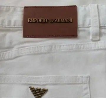 엠포리오 아르마니 화이트 데님 팬츠 로고 플레이트 포함.