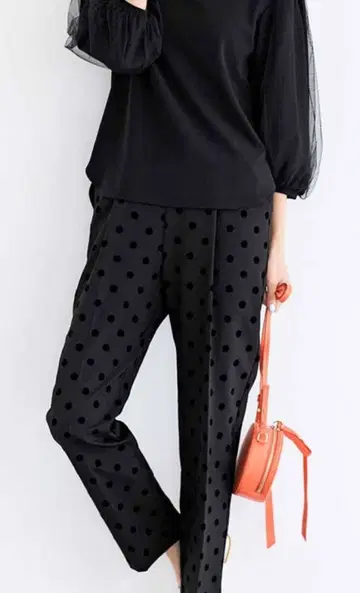4L 펠리시모 플로키 도트 프린트 루즈 테이퍼드 팬츠 블랙