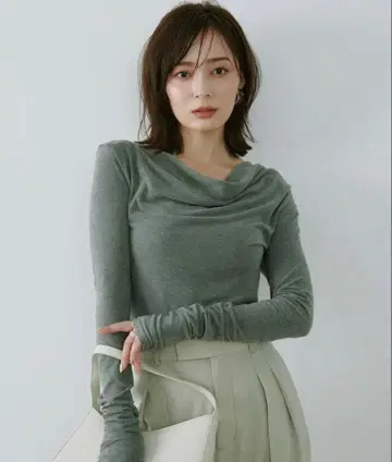 아뉴앙스 개더 드레이프 컷 상의