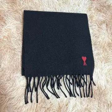 블랙 컬러 머플러 하트와 A 자수 포함