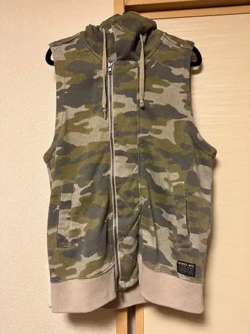 AVIREX 카모 패턴 후드 부착 베스트