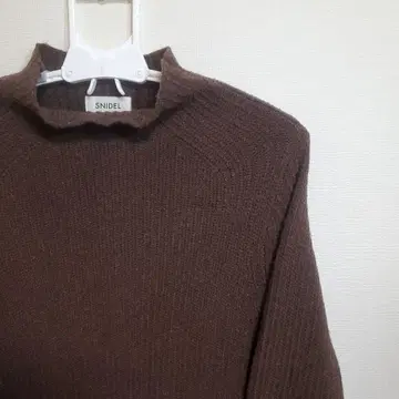SNIDEL 브라운 하이넥 스웨터
