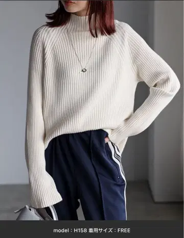 백 슬릿 디자인 리브 니트