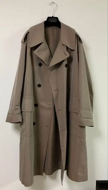 드리스반노튼 베이지 더블 브레스트 트렌치코트