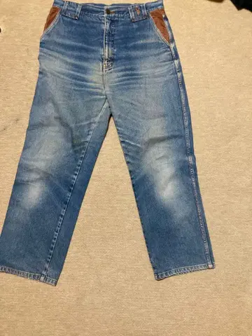 스트레이트 데님 블루 가죽 패치