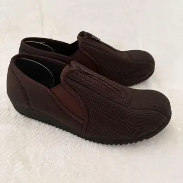 미사용 새상품 택 포함 엘더 간호화 3EEE 지퍼 경량