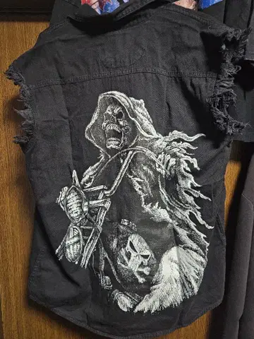 스컬 디자인 슬리브리스 셔츠 블랙