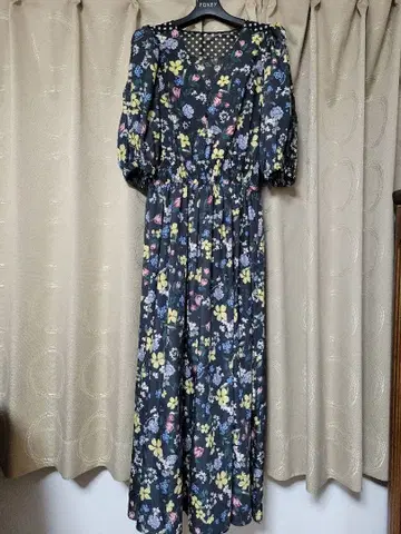 로이스크레용 꽃무늬 맥시 원피스 반팔