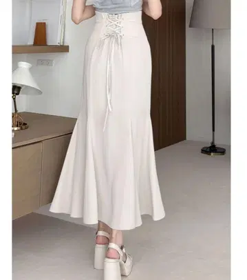 새상품 택 포함 머큐리 듀오 백 레이스업 스트레치 머메이드 스커트