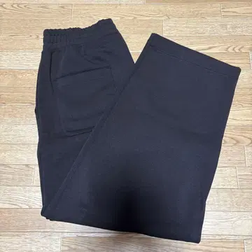 블랙 스웨트 팬츠 사이드 포켓 포함