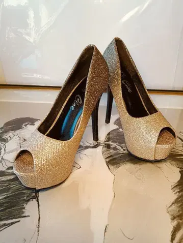 새상품 22cm 골드 라메 하이힐 캬바레 티 미사용 펌프스