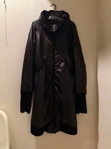 LGB 후드 부착 블랙 롱 다운