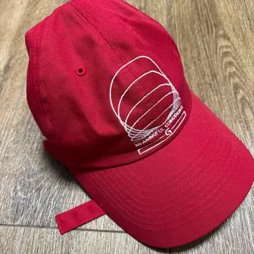 빨간색 자수 로고 야구 모자