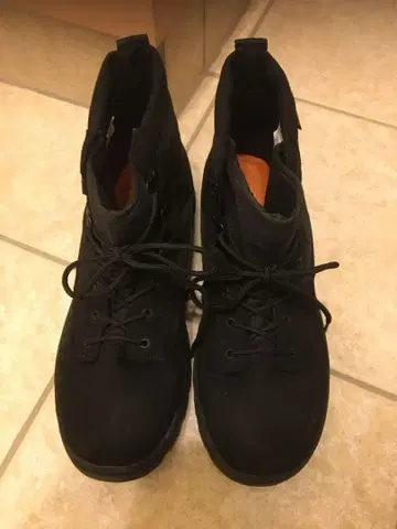 블랙 스웨이드 하이컷 부츠