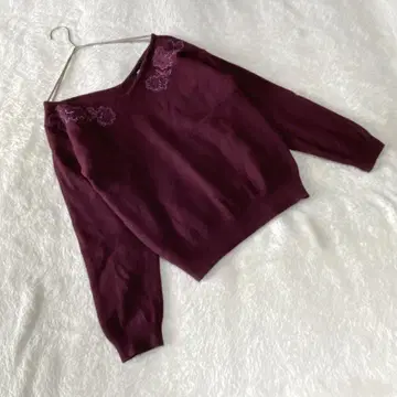 EK3957 [질스튜어트] 니트 [FR] 자수 비쥬 앞뒤 V넥 와인