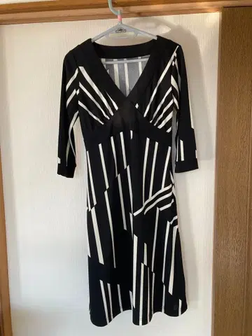 스트라이프 모노톤 디자인 7부 소매 원피스