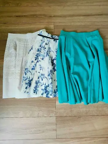 터콰이즈와 화이트의 플리츠 스커트 세트