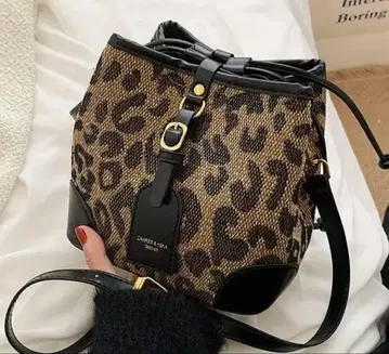 레오파드 무늬 숄더백 중형 인기 상품입니다