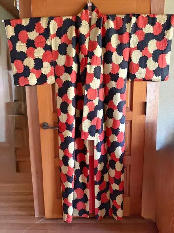 전통적인 빨간색, 검은색 꽃무늬 기모노