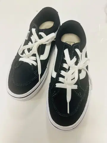 Vans 블랙/화이트 스니커즈 23.5