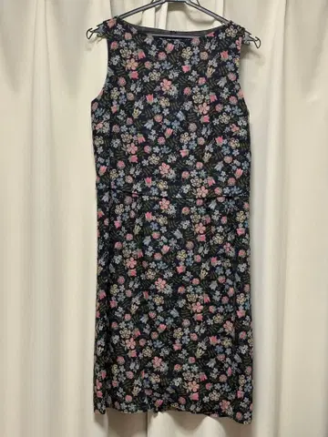 블랙 베이스 꽃무늬 슬리브리스 무릎 기장 원피스