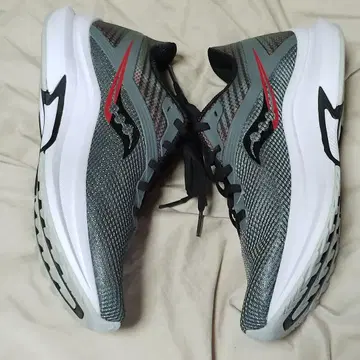 Saucony AXON 러닝화 그레이/레드 남성용