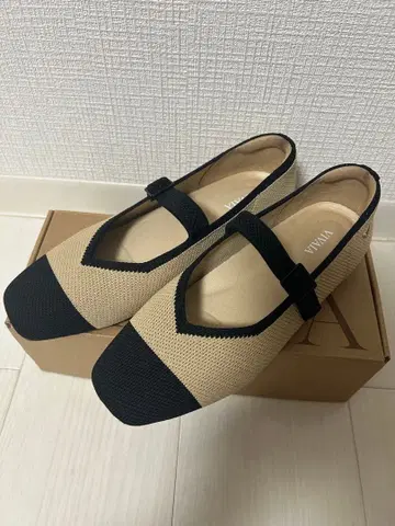 VIVIA 스트랩 포함 플랫슈즈 베이지/블랙