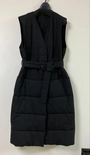 드리스반노튼 블랙 벨트 포함 다운 베스트 아우터