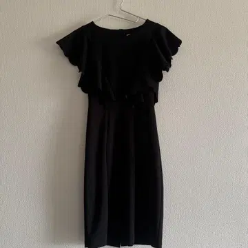 프릴 소매 블랙 무릎 기장 원피스