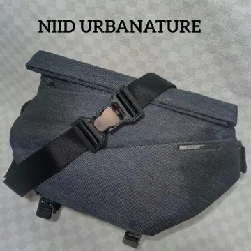 대용량 NIID URBANATURE R1 슬링백 바디백 금장 장식