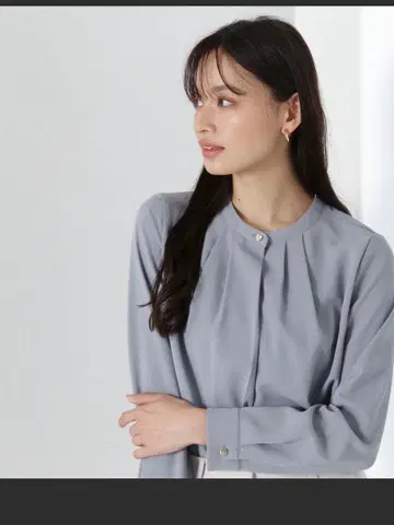 내추럴 뷰티 베이직 프론트 턱 블라우스 스카이블루