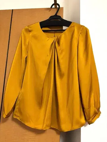 WORK TRIP OUTFITS 긴팔 블라우스 M 머스타드