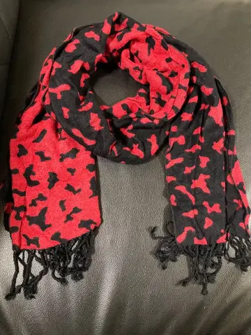 빨간색과 블랙의 프린지 달린 머플러