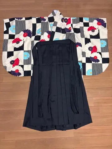 꽃무늬 기모노와 하카마 세트 졸업식